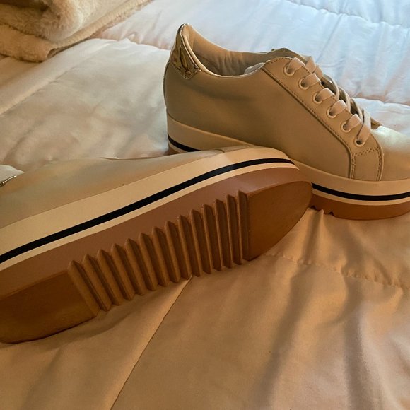 SHOES - Picture 2 of 6